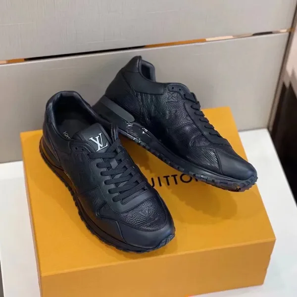 Мужские кроссовки Louis Vuitton Run Away из чёрной кожи с рельефной монограммой и спортивным силуэтом — фото 1