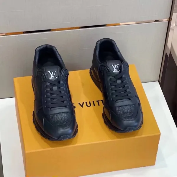 Мужские кроссовки Louis Vuitton Run Away из чёрной кожи с рельефной монограммой и спортивным силуэтом — фото 4