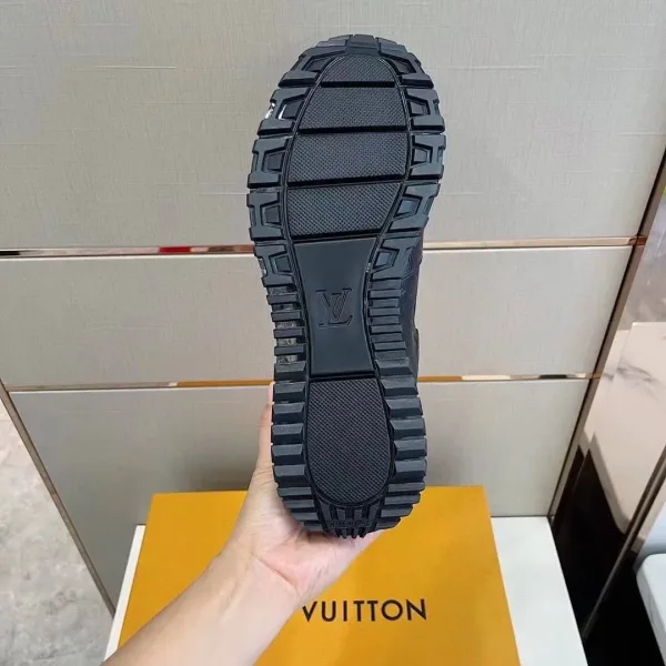 Мужские кроссовки Louis Vuitton Run Away из чёрной кожи с рельефной монограммой и спортивным силуэтом — фото 11