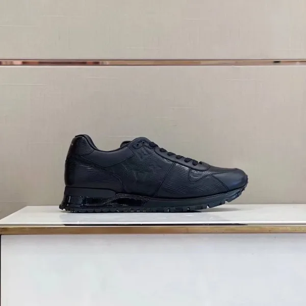 Мужские кроссовки Louis Vuitton Run Away из чёрной кожи с рельефной монограммой и спортивным силуэтом — фото 15