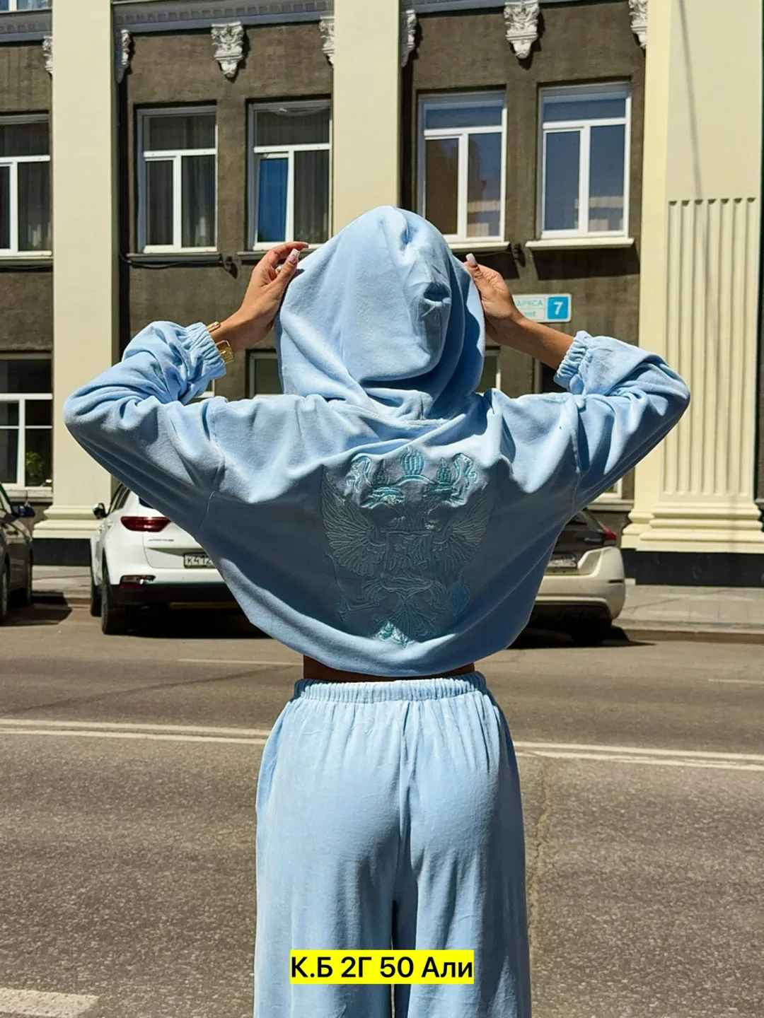 Костюм из велюра с гербом, трендовый образ на сезон — фото 6