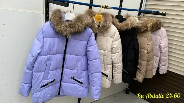 Куртка женская удлинённая с капюшоном и меховой отделкой — фото 4