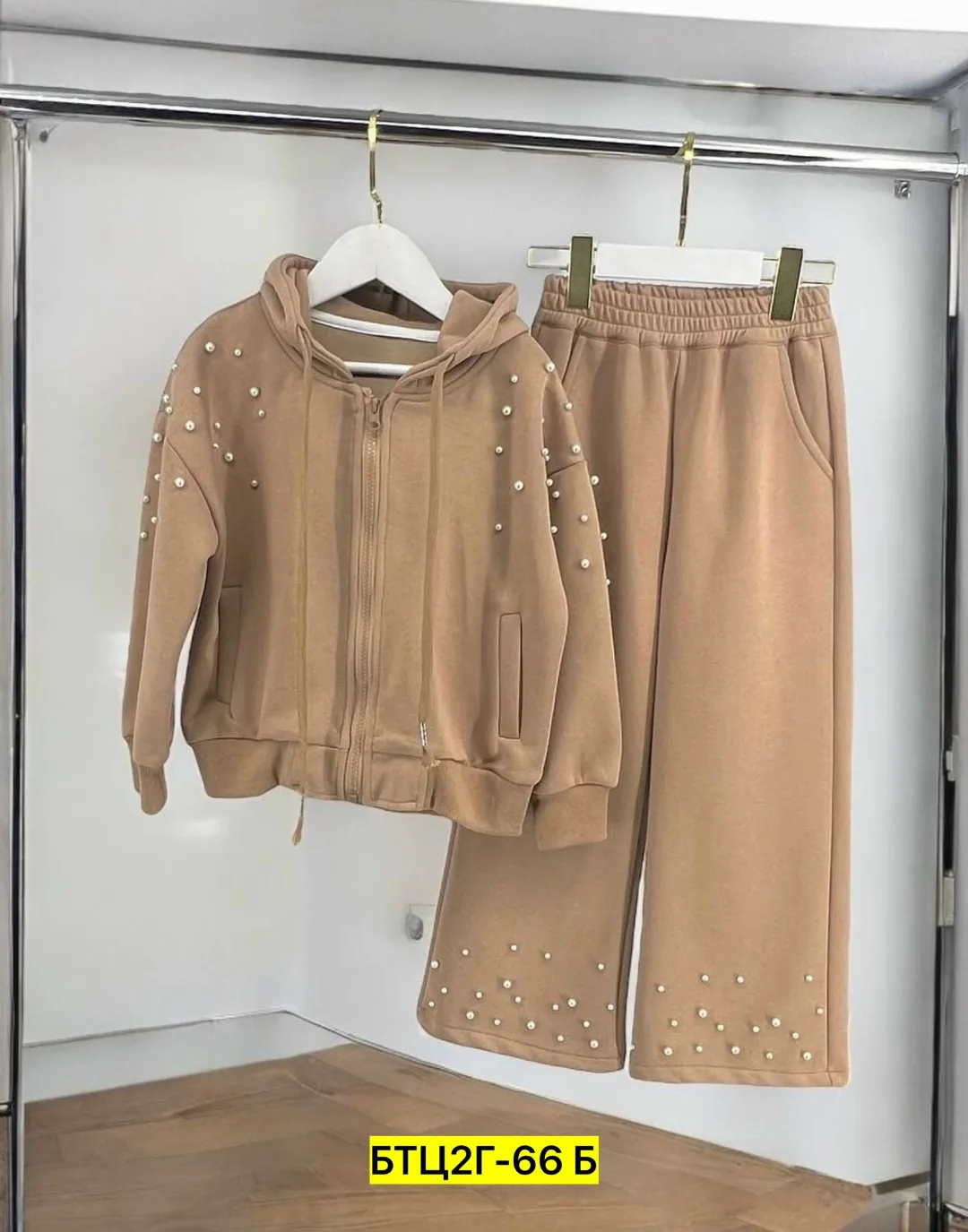 Костюм из трикотажа с украшением из жемчуга — фото 1