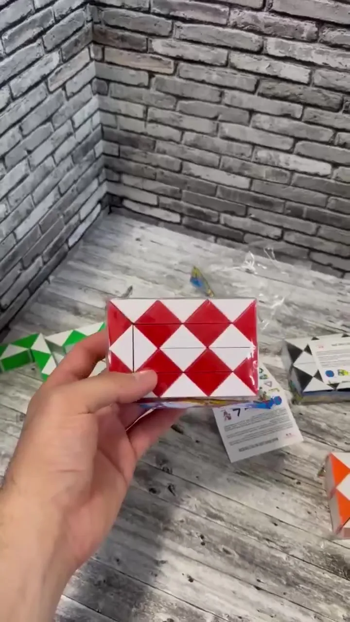 Игрушка-головоломка в виде змейки из пластика — видео