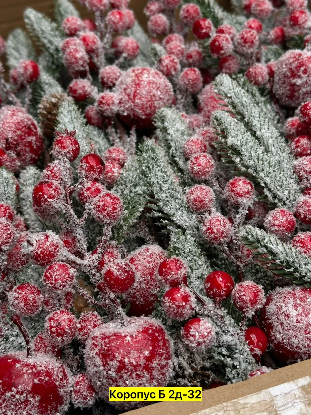 Новогодняя ветка из искусственных цветов из пластика — фото 6