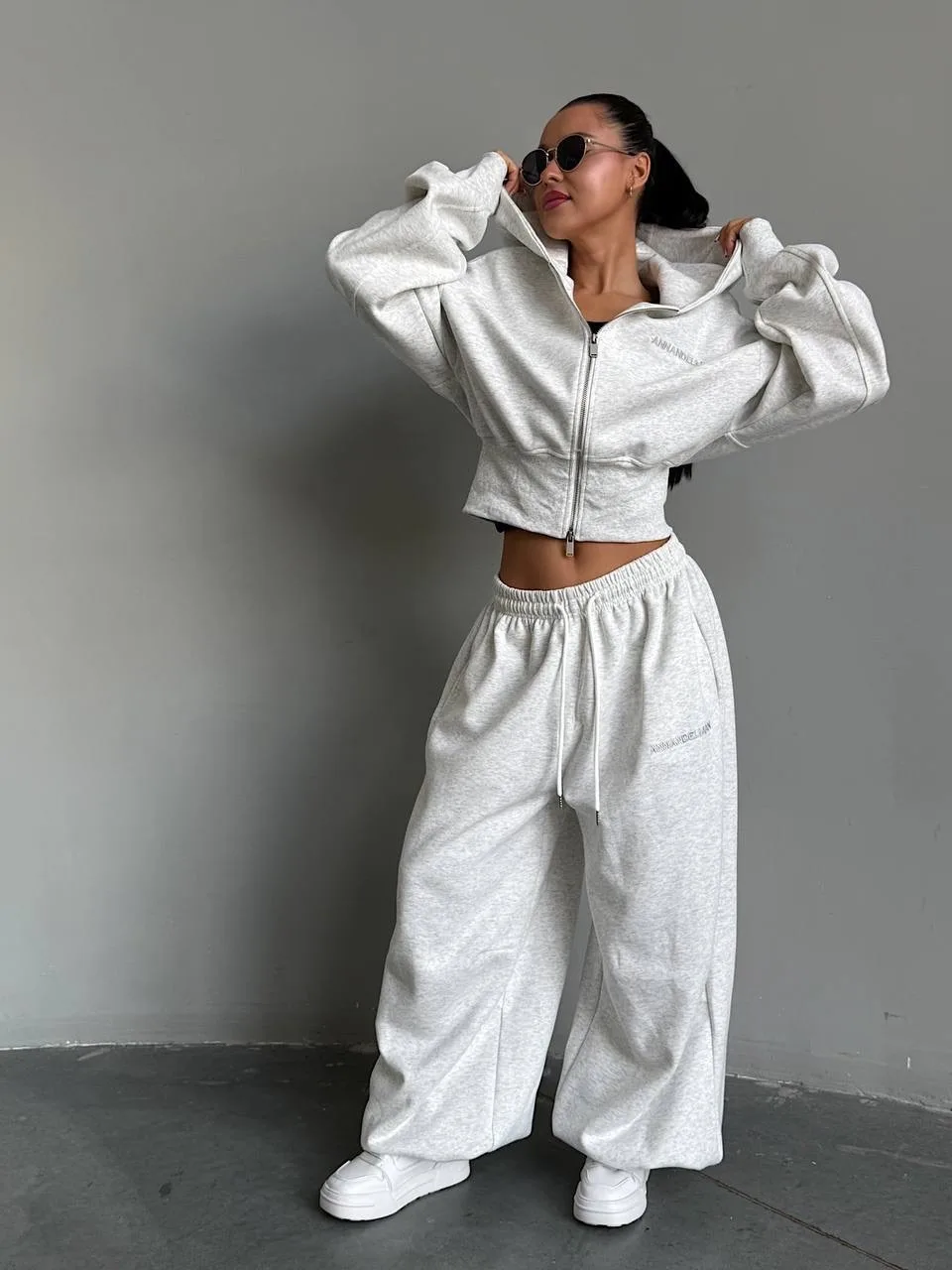 Спортивный костюм с укороченной олимпийкой и объемными брюками Красный — фото 6