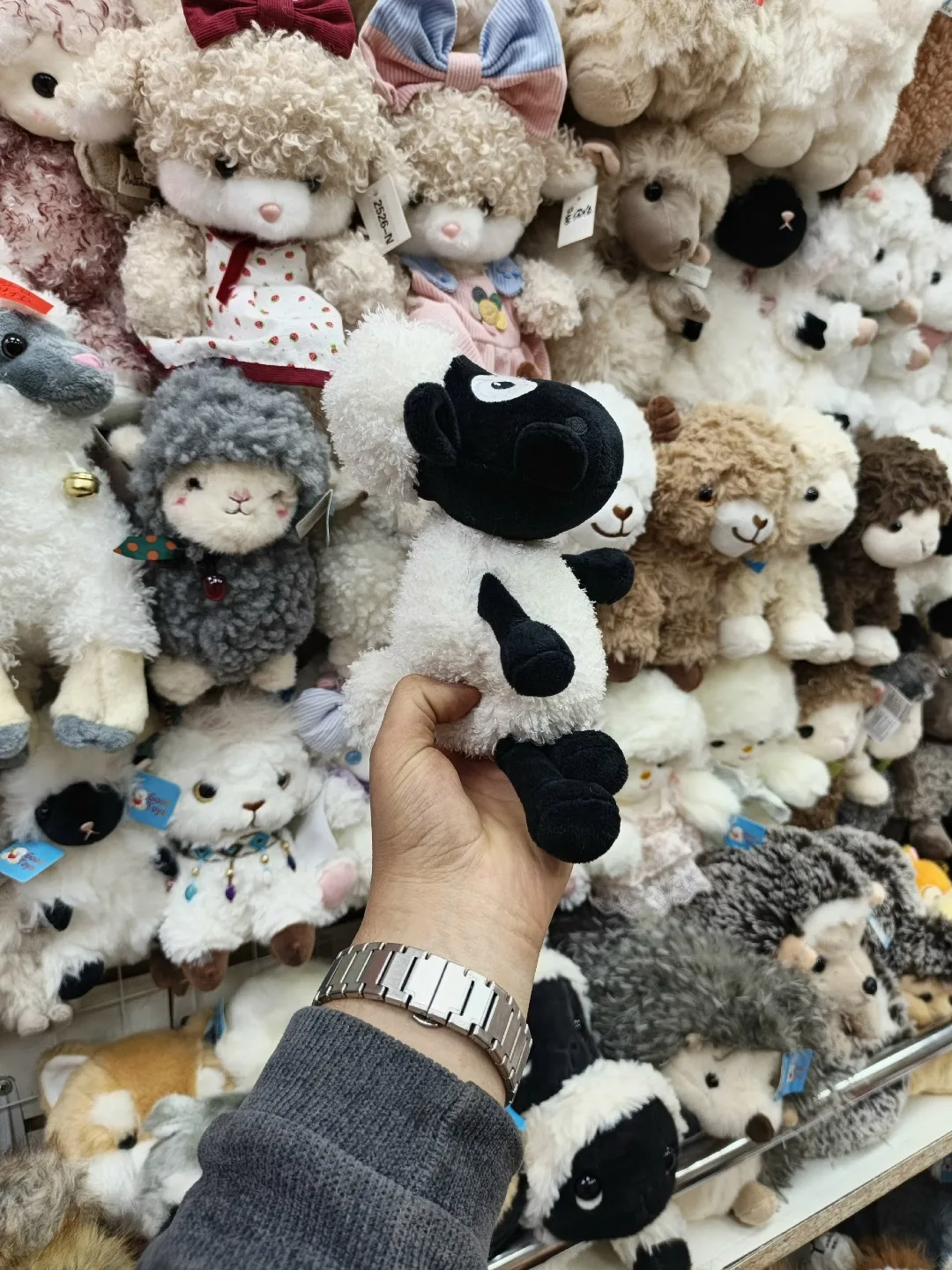 Мягкая игрушка барашка из качественного материала — фото 2