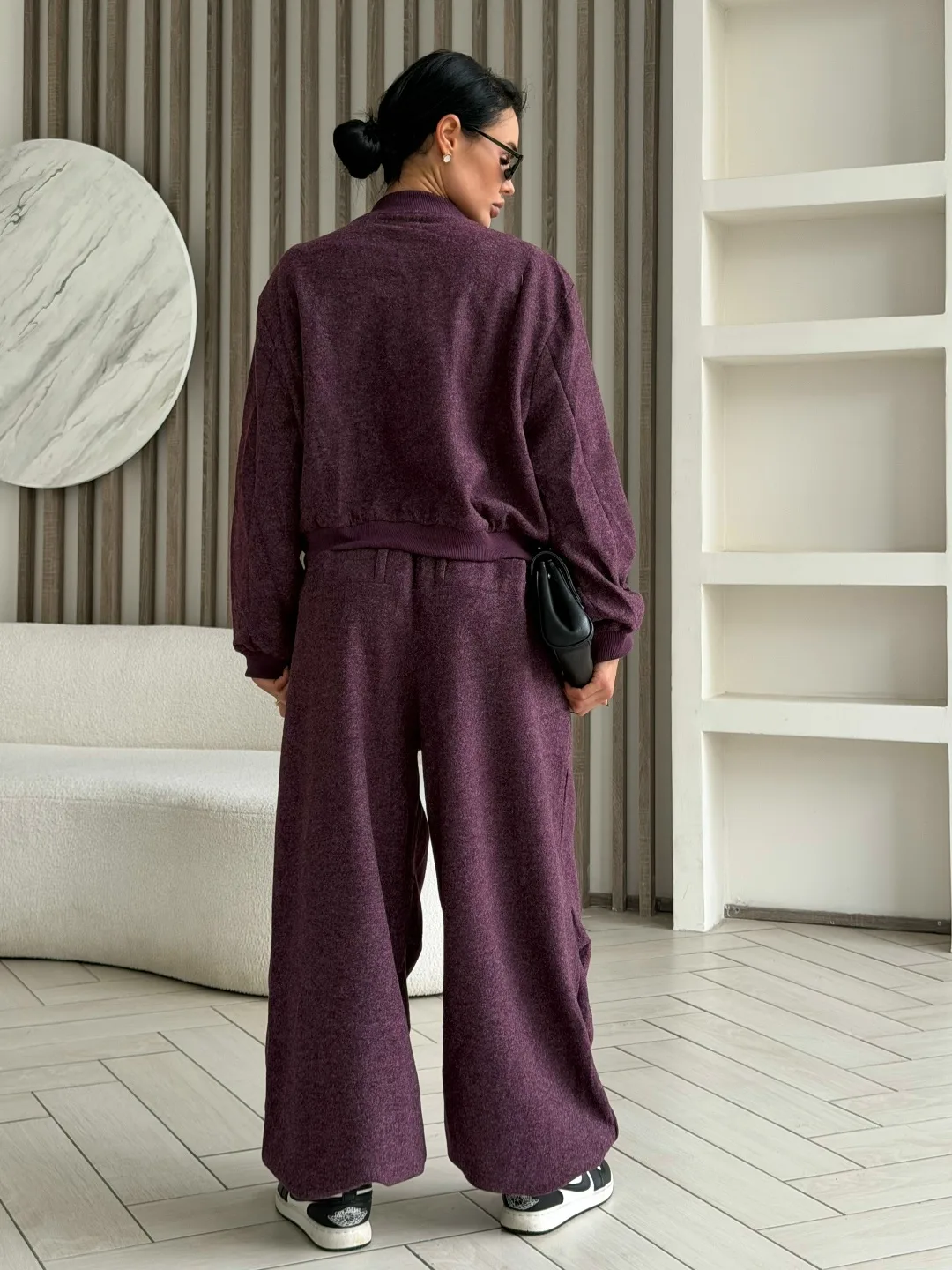 Брюки палаццо с завышенной талией и экстремально широкими штанинами, которые мягко струятся при ходьбе, визуально удлиня — фото 2