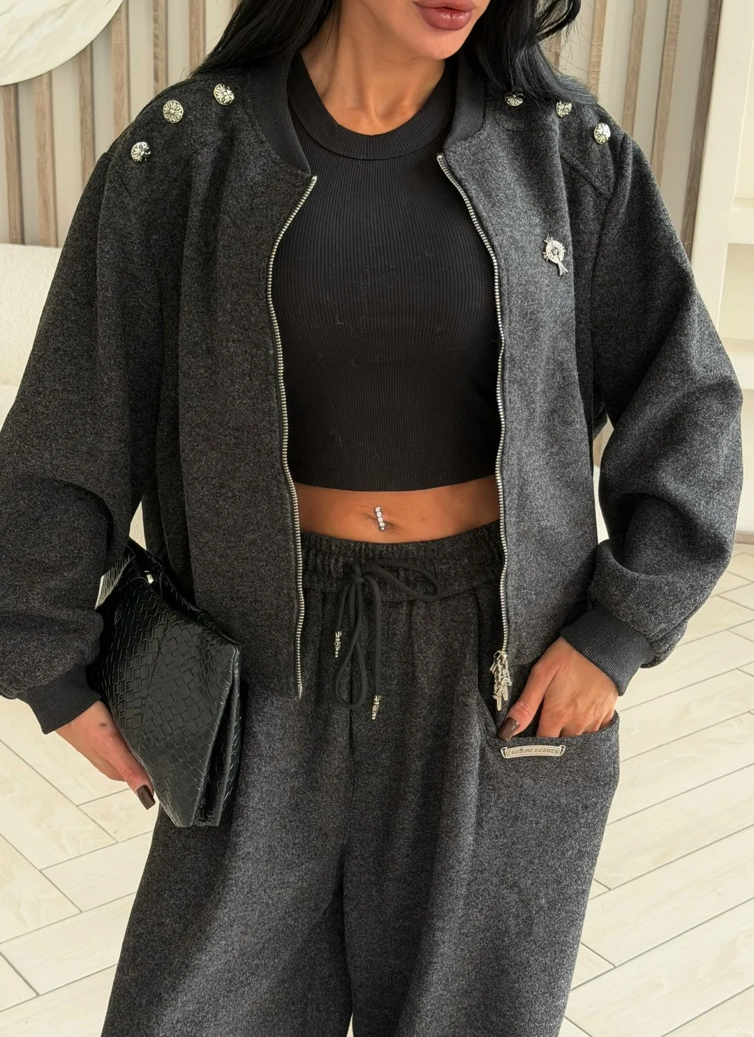 Костюм-двойка Chrome Hearts — идеальное воплощение стиля casual chic, сочетающее в себе расслабленный комфорт и утонченн — фото 2