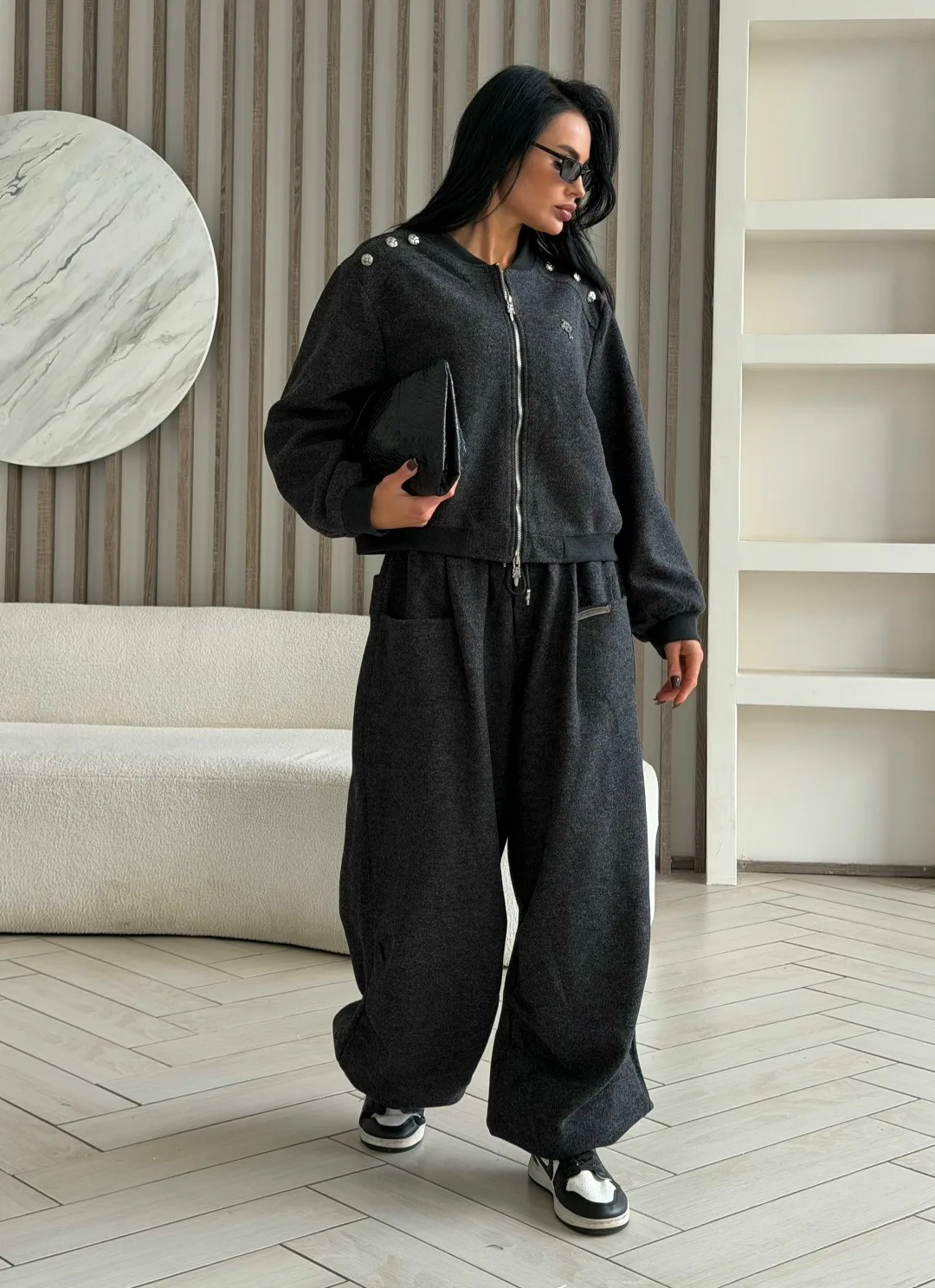 Костюм-двойка Chrome Hearts — идеальное воплощение стиля casual chic, сочетающее в себе расслабленный комфорт и утонченн — фото 4
