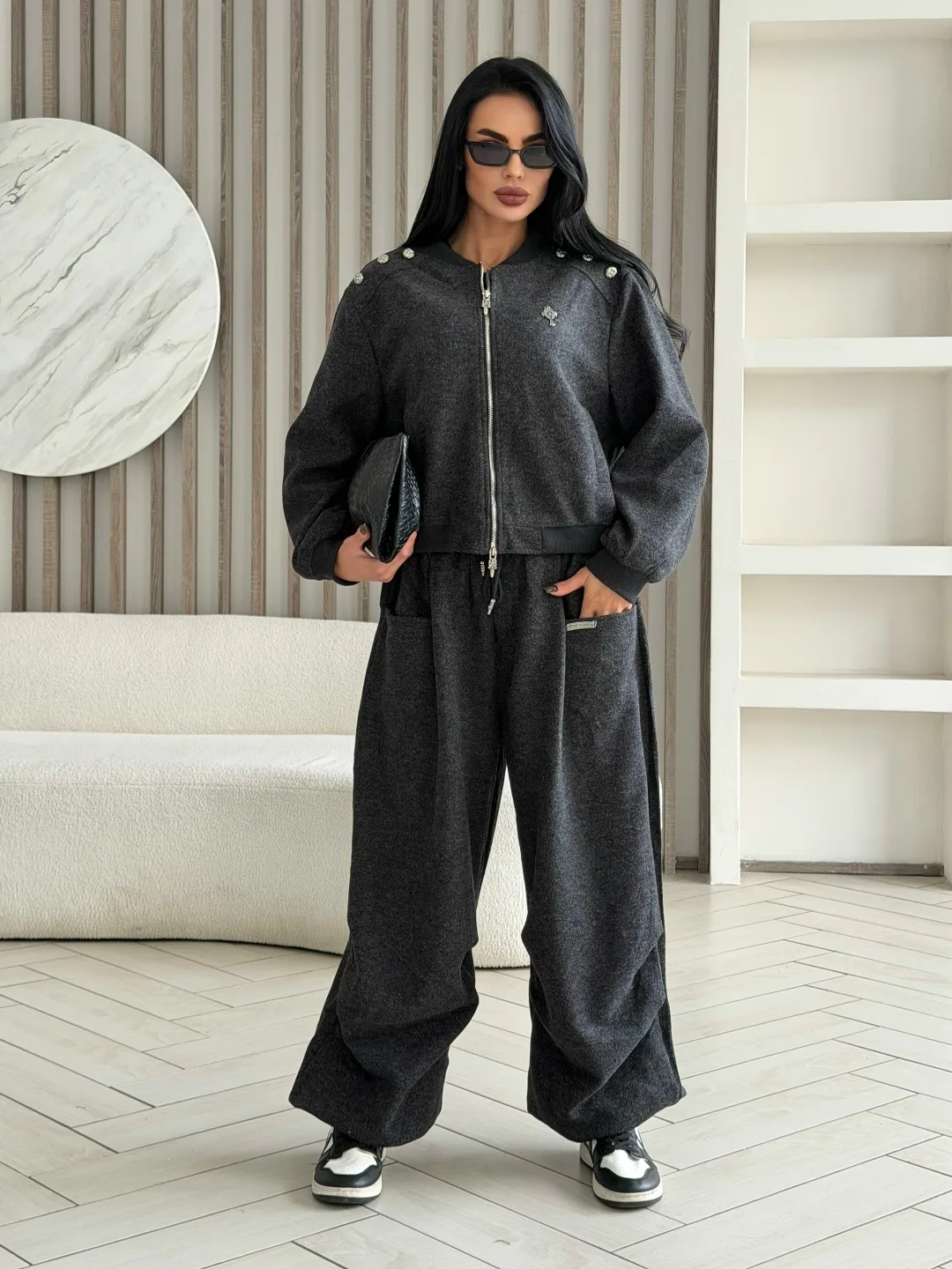 Костюм-двойка Chrome Hearts — идеальное воплощение стиля casual chic, сочетающее в себе расслабленный комфорт и утонченн — фото 8