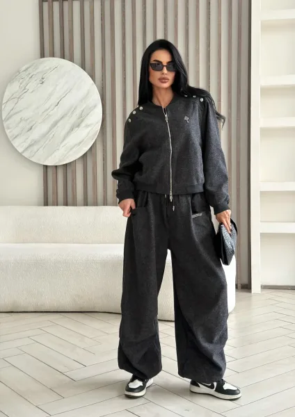 Костюм-двойка Chrome Hearts — идеальное воплощение стиля casual chic, сочетающее в себе расслабленный комфорт и утонченн — фото 4