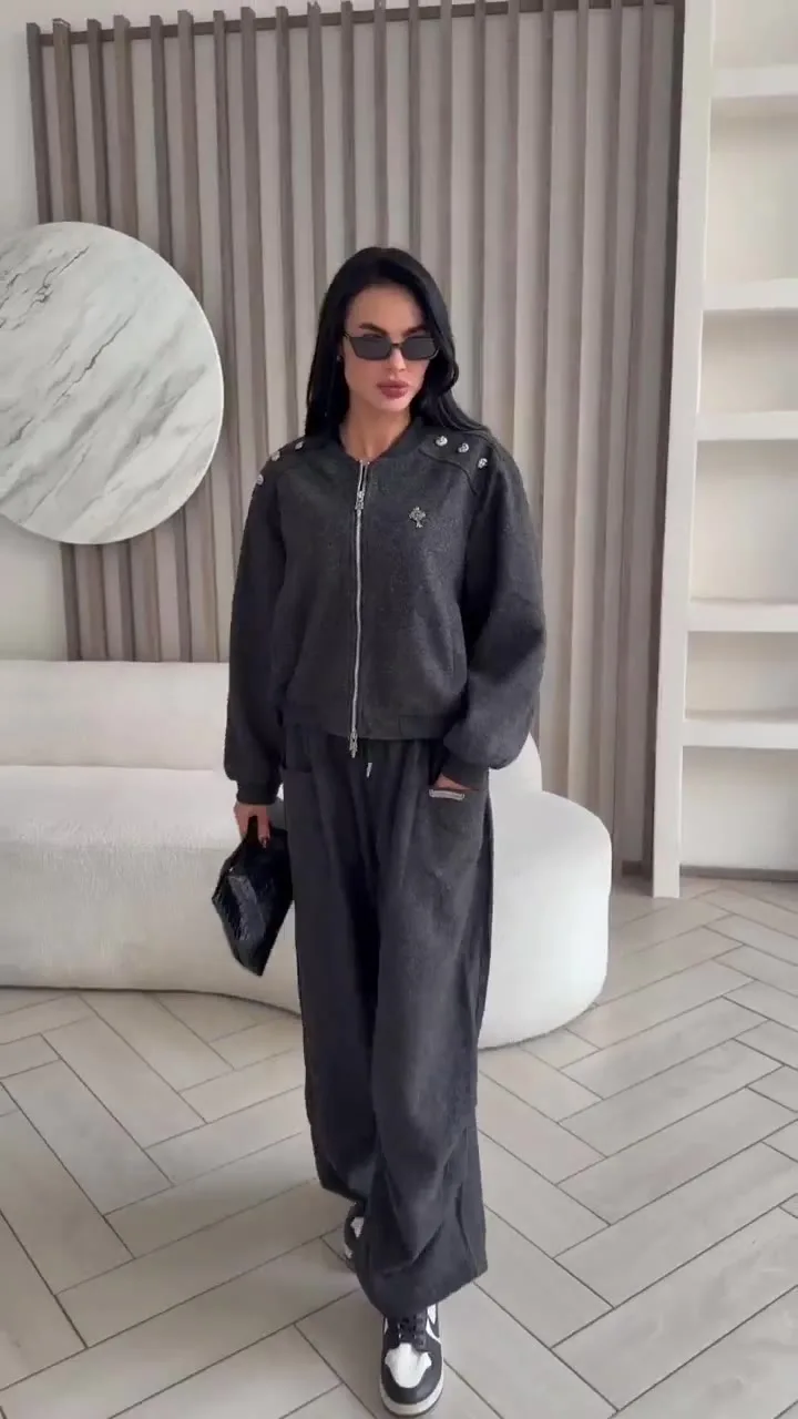Костюм-двойка Chrome Hearts — идеальное воплощение стиля casual chic, сочетающее в себе расслабленный комфорт и утонченн — видео