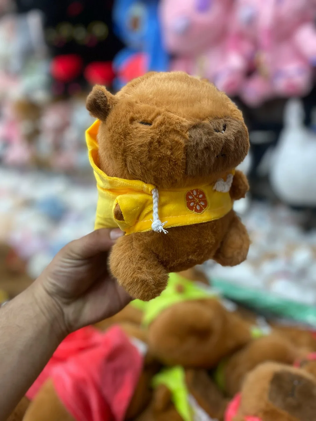 Мягкая игрушка капибара с детализированной одеждой — фото 1