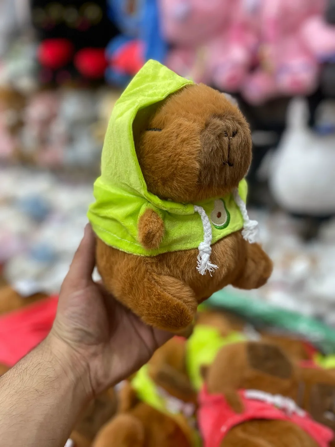 Мягкая игрушка капибара с детализированной одеждой — фото 2