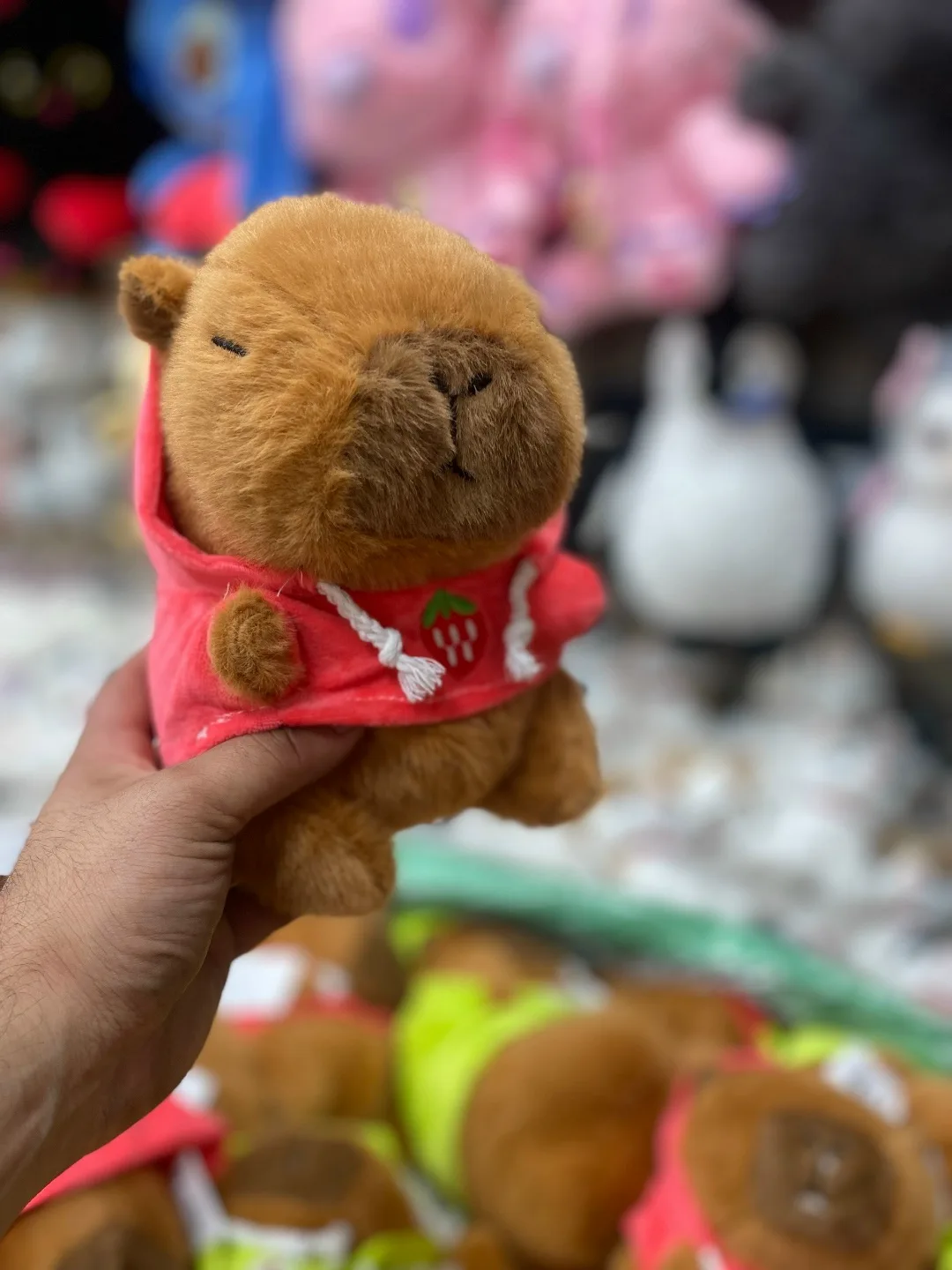 Мягкая игрушка капибара с детализированной одеждой — фото 3