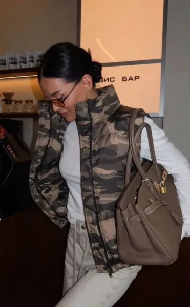 Камуфляжный жилет в эстетике military street style - сочетание функциональности, комфорта и актуального дизайна — фото 8
