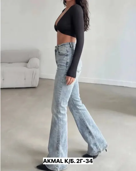 Джинсы с классическим кроем и клешем от колена — фото 1