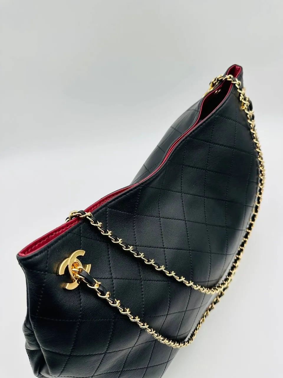 Chanel Сумка выполнена из натуральной кожи — фото 11