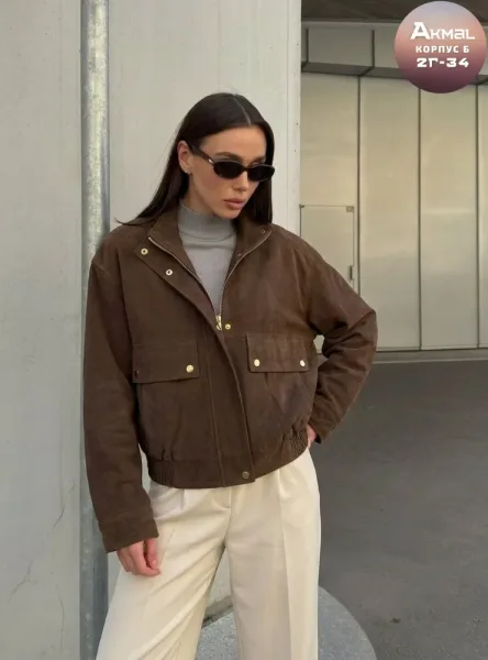 Замшевая женская куртка на клепках коричневого цвета с воротником стоечкой символ уверенности, стиля и безупречного вкус — фото 12