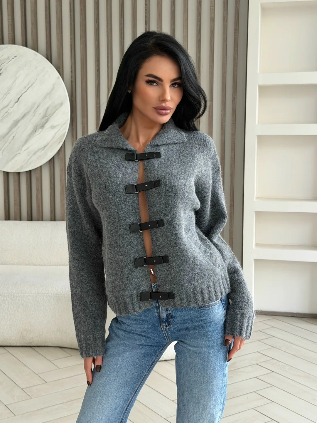 Объемный кардиган из плотной шерсти с высоким воротом-стойкой и кожаными — фото 1