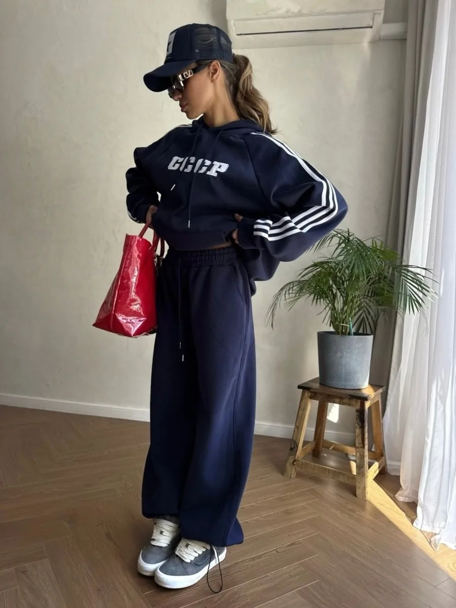 Костюм свободного кроя худи с капюшоном, контрастными полосками и брюки wide leg — фото 2