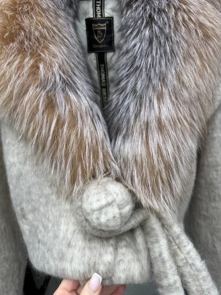 Парки из натурального меха енота с наполнителем из пуха и пера — фото 23