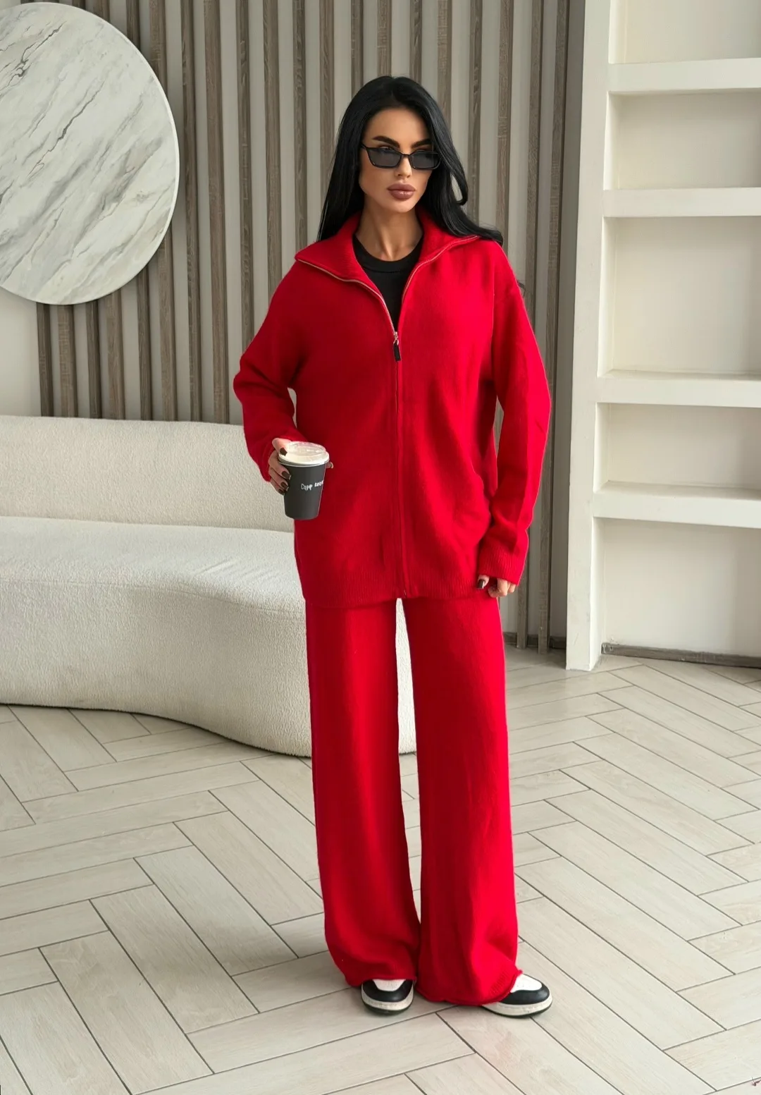 Трикотажный костюм с кардиганом oversize на молнии и брюками — фото 2