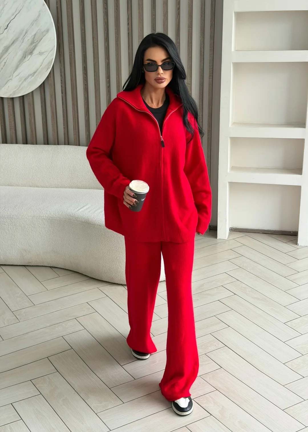 Трикотажный костюм с кардиганом oversize на молнии и брюками — фото 5
