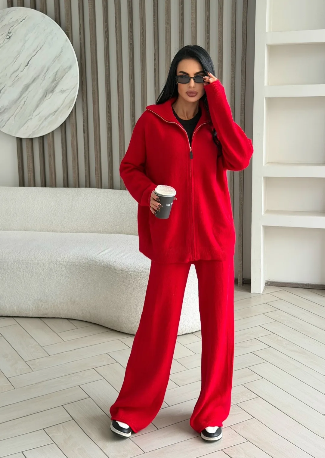 Трикотажный костюм с кардиганом oversize на молнии и брюками — фото 6