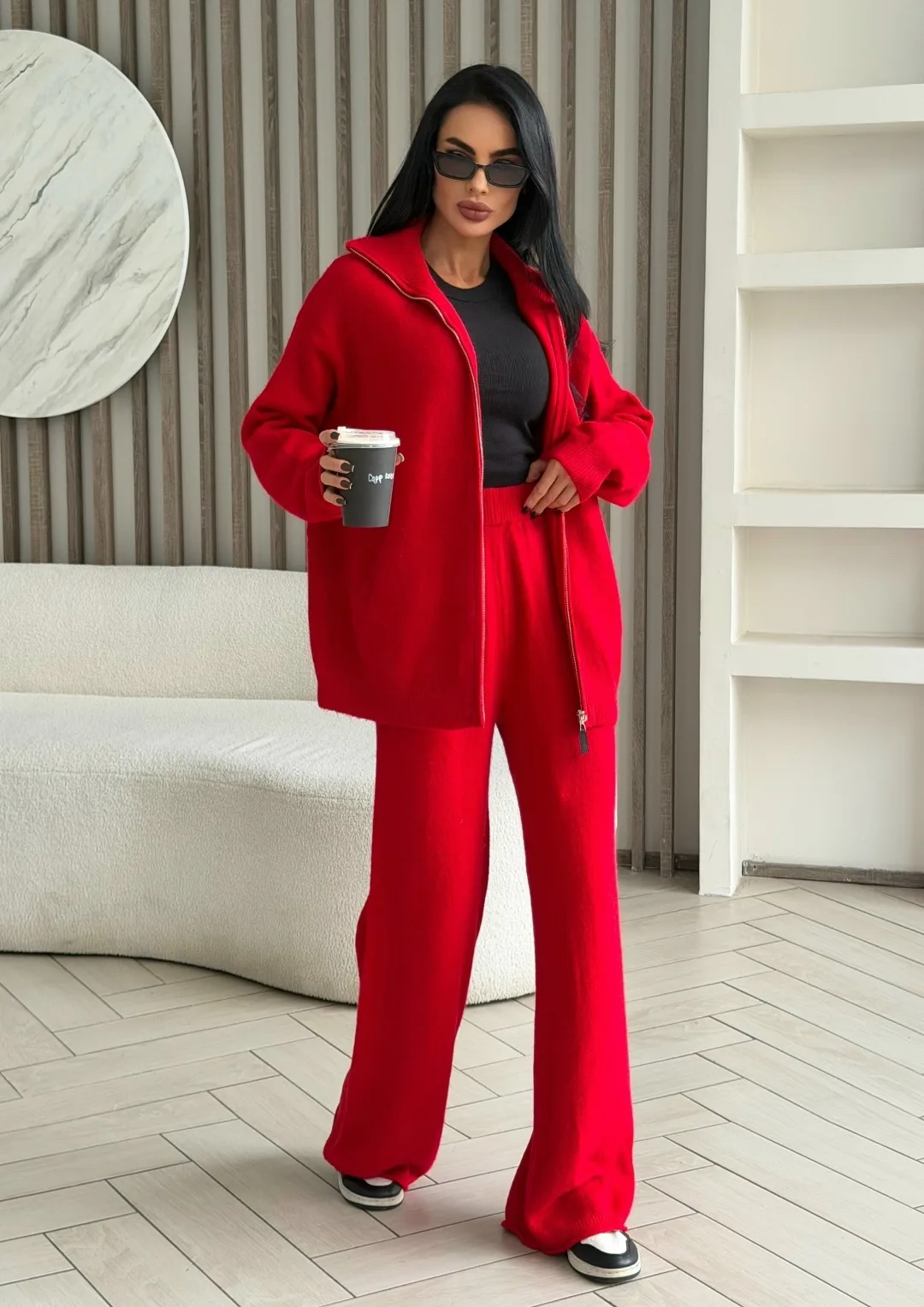 Трикотажный костюм с кардиганом oversize на молнии и брюками — фото 8
