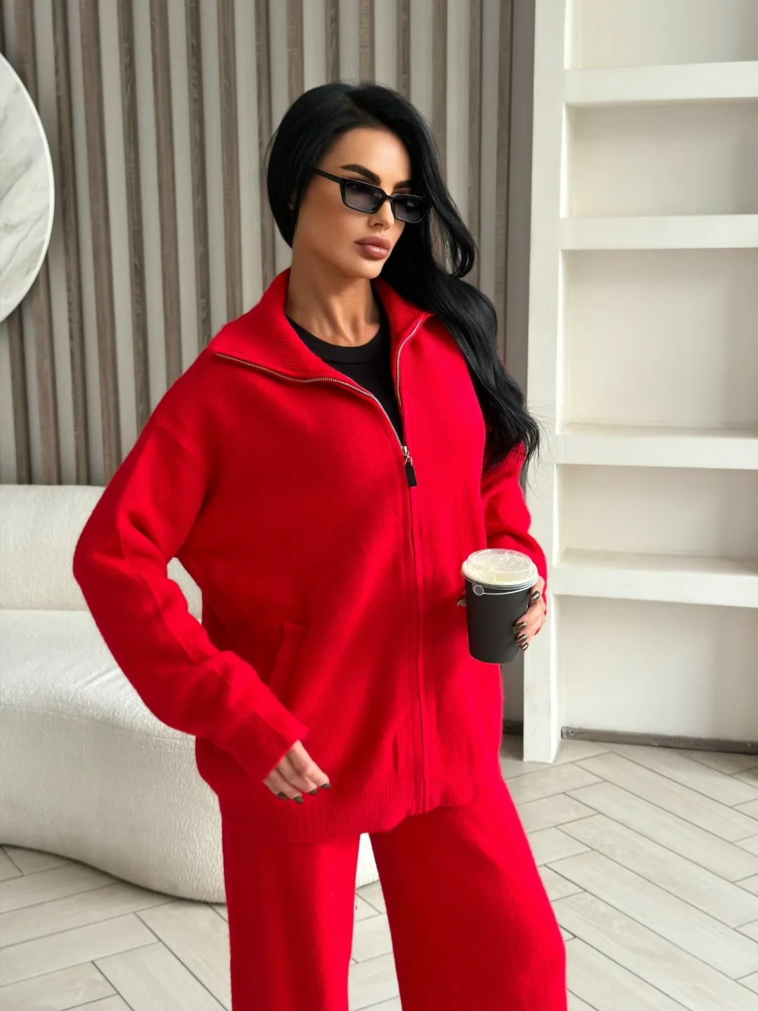 Трикотажный костюм с кардиганом oversize на молнии и брюками — фото 9