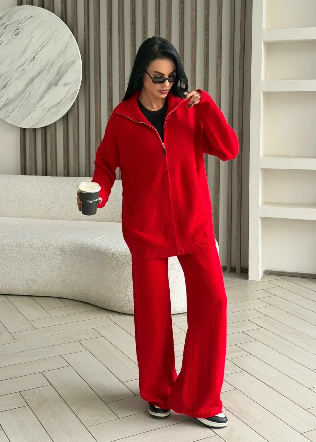 Трикотажный костюм с кардиганом oversize на молнии и брюками — фото 10