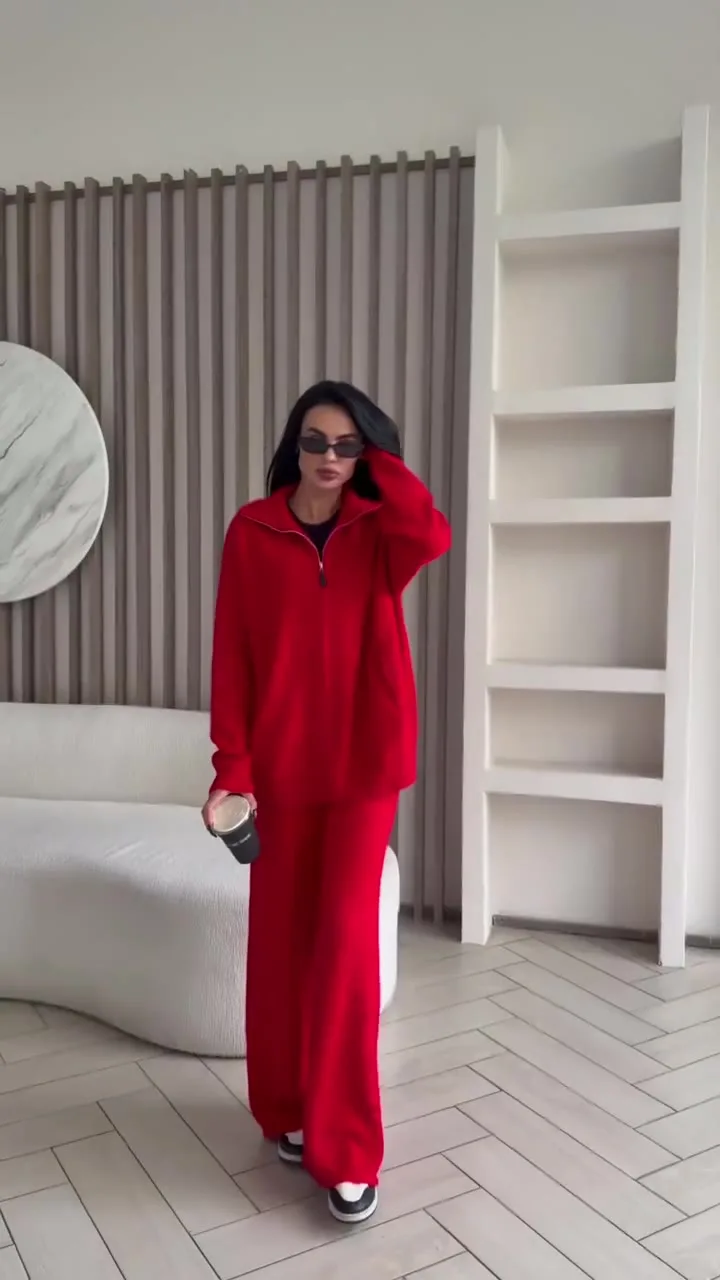 Трикотажный костюм с кардиганом oversize на молнии и брюками — видео