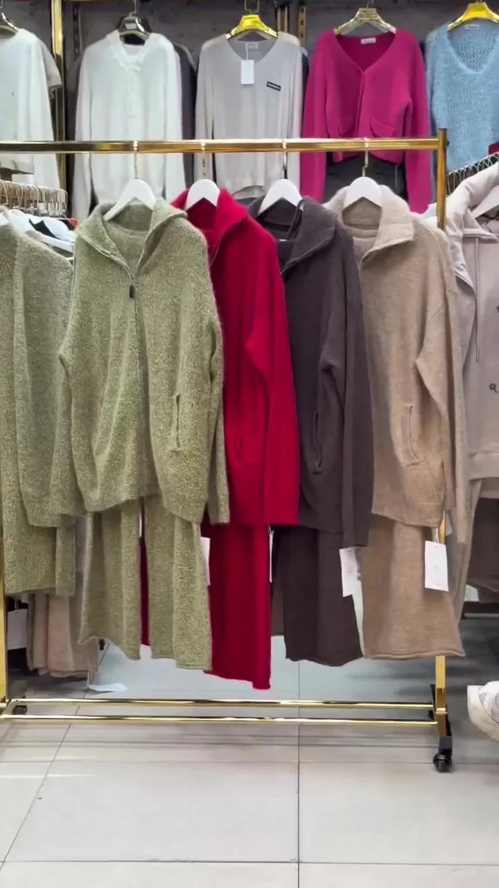 Трикотажный костюм с кардиганом oversize на молнии и брюками — видео