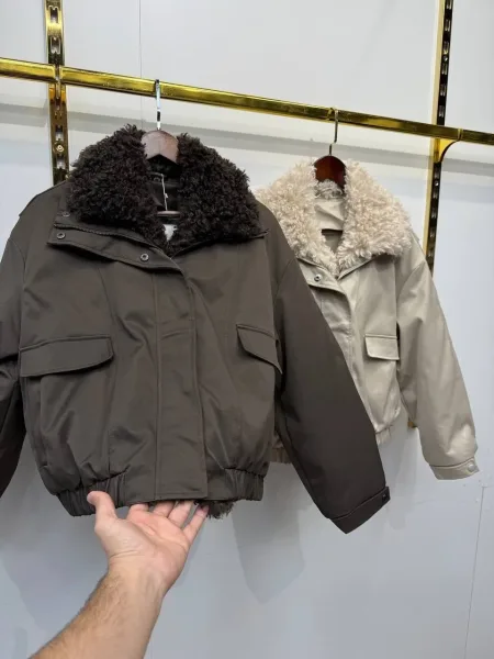 Укороченная куртка с объёмным меховым воротником — фото 10