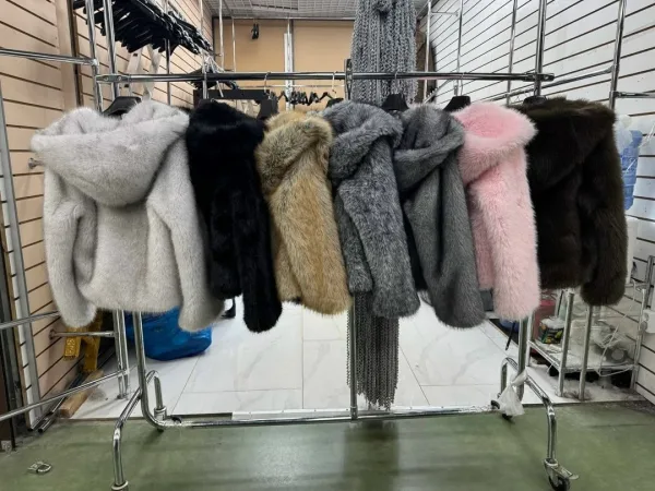 Элегантный зимний образ объемная шуба под норку из искусственного меха в оттенке капучино Бежевый — фото 2