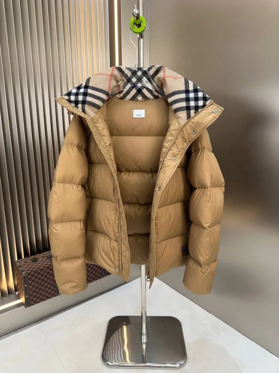 Burberry короткий пуховик — фото 2