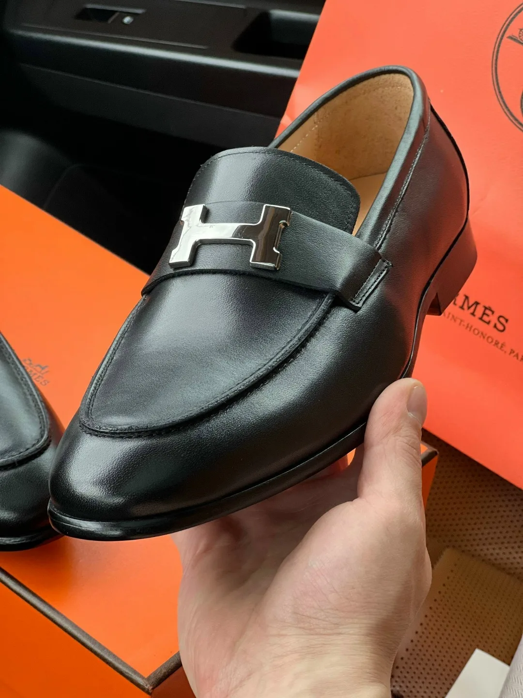 Лоферы Hermès Paris из черной кожи с металлической деталью H — фото 1