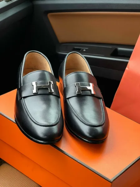Лоферы Hermès Paris из черной кожи с металлической деталью H — фото 16