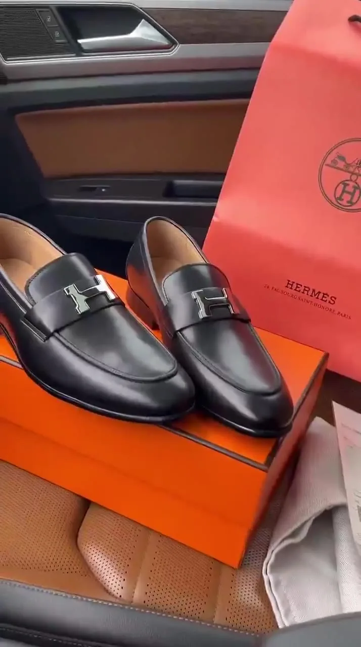 Лоферы Hermès Paris из черной кожи с металлической деталью H — видео