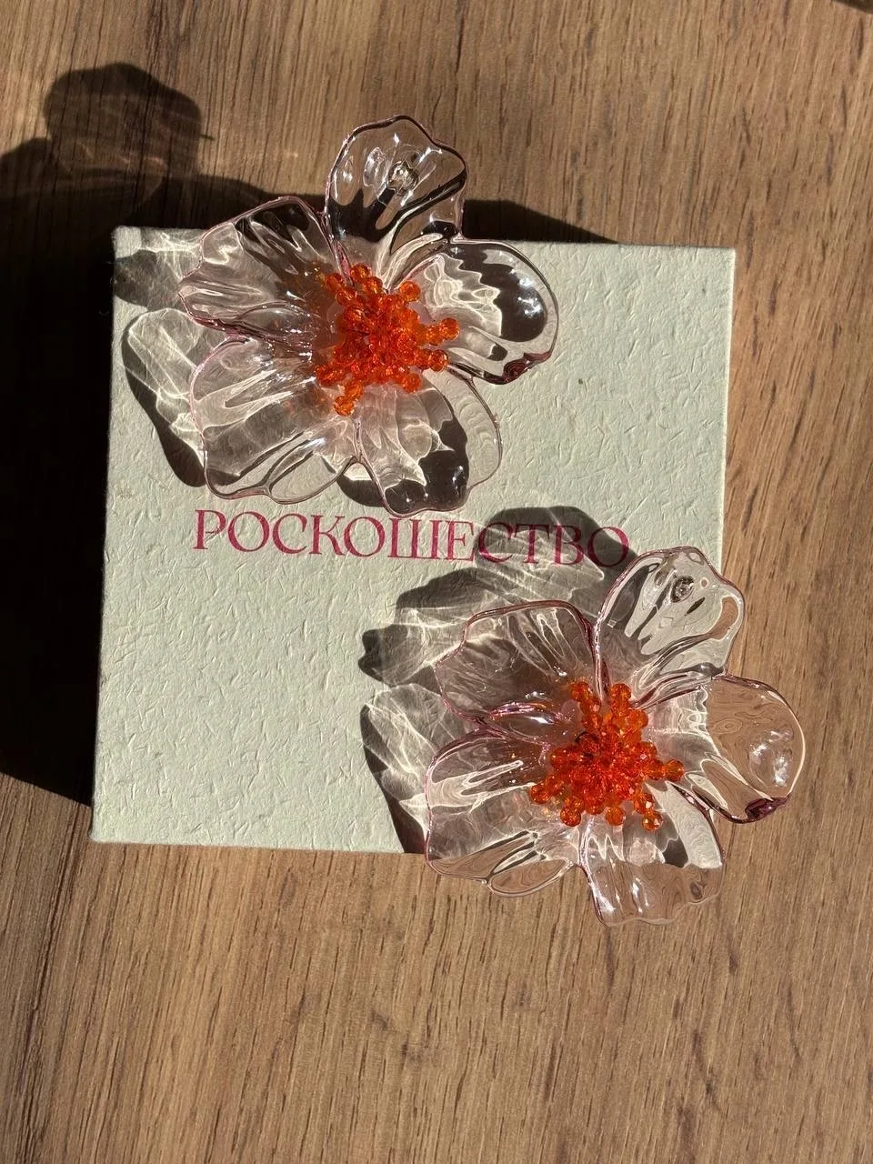 Прозрачные, оливковые и пудровые акриловые серьги — фото 4