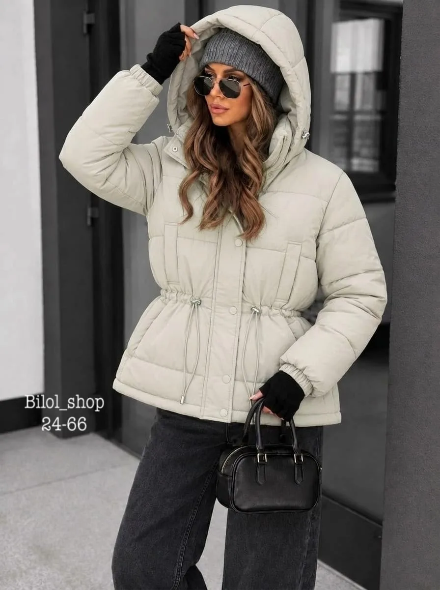 Женская утеплённая куртка с капюшоном и объёмным воротником — фото 1