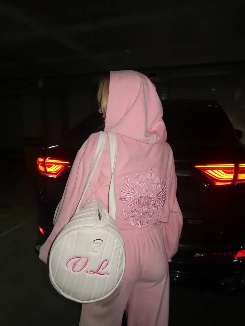 Самый трендовый и ожидаемый Модель этого года костюм из велюра с добавлением бамбука с гербом России Чёрный — фото 11