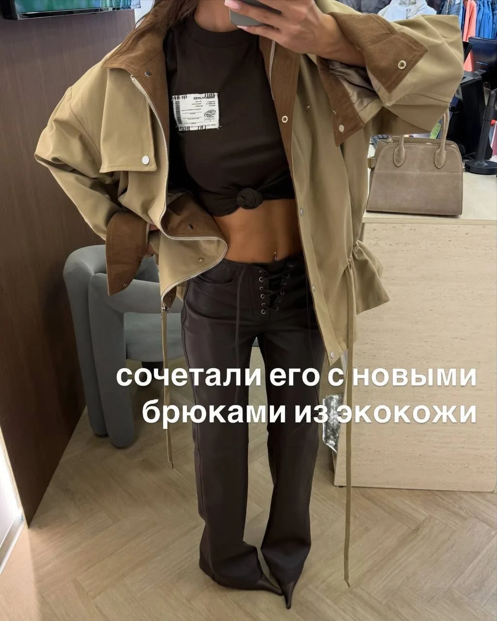 Утеплённый стильный тренч с вельветовыми вставками — фото 11