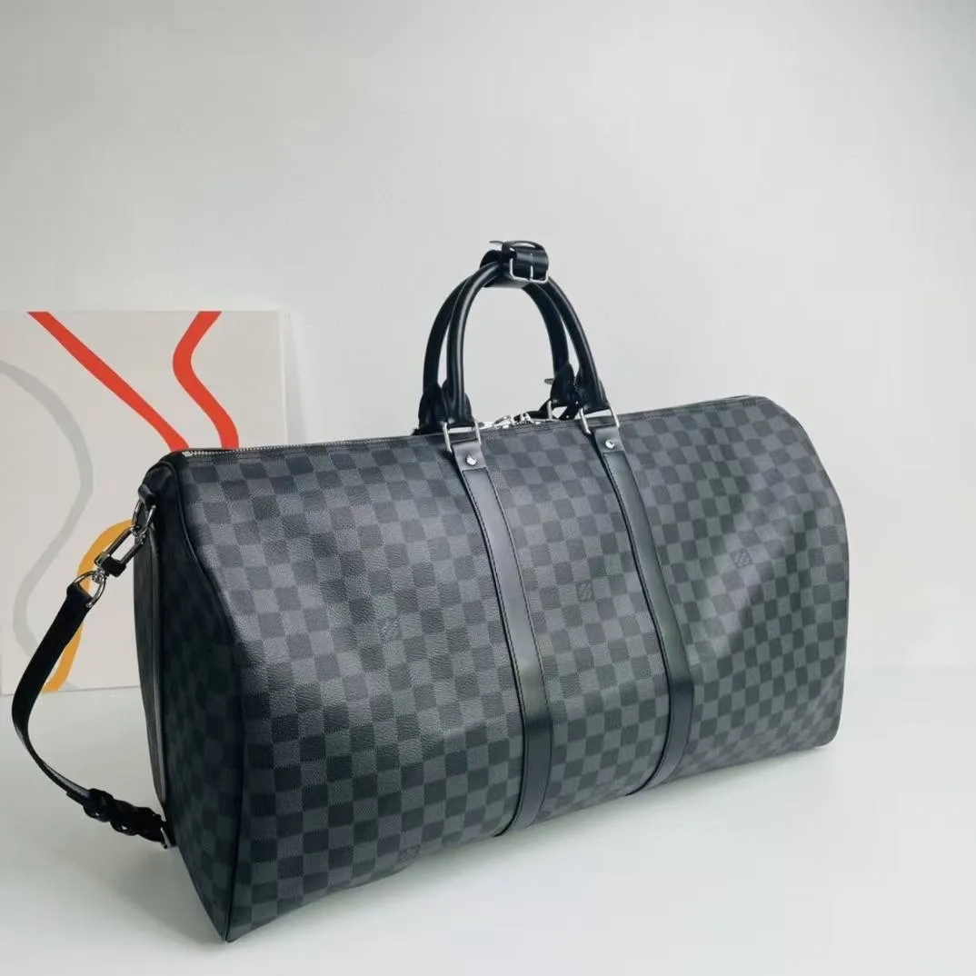 55-й Keepall тот самый формат, когда в сумку помещается всё необходимое для нескольких дней, но сама она остаётся удобно — фото 3