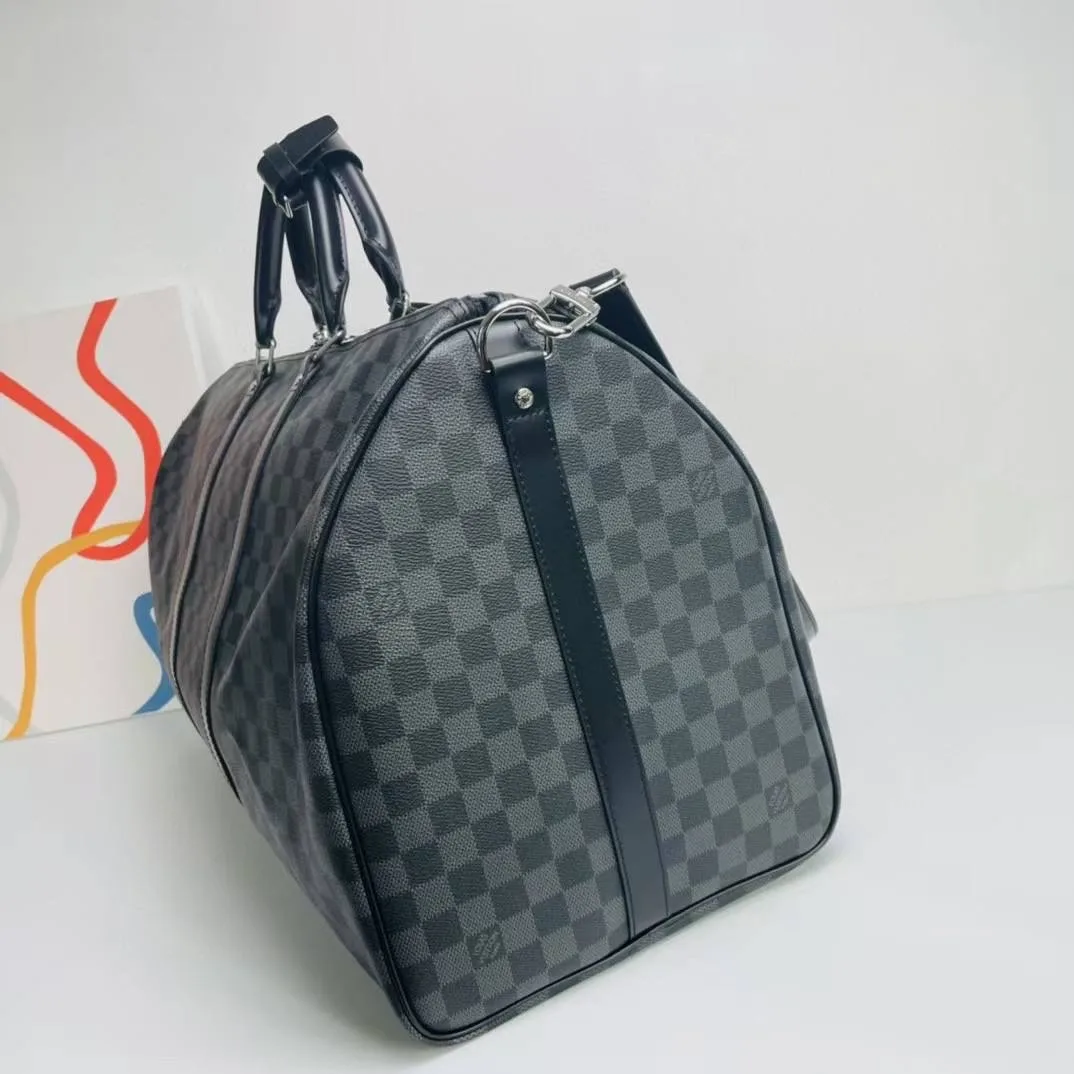 55-й Keepall тот самый формат, когда в сумку помещается всё необходимое для нескольких дней, но сама она остаётся удобно — фото 4