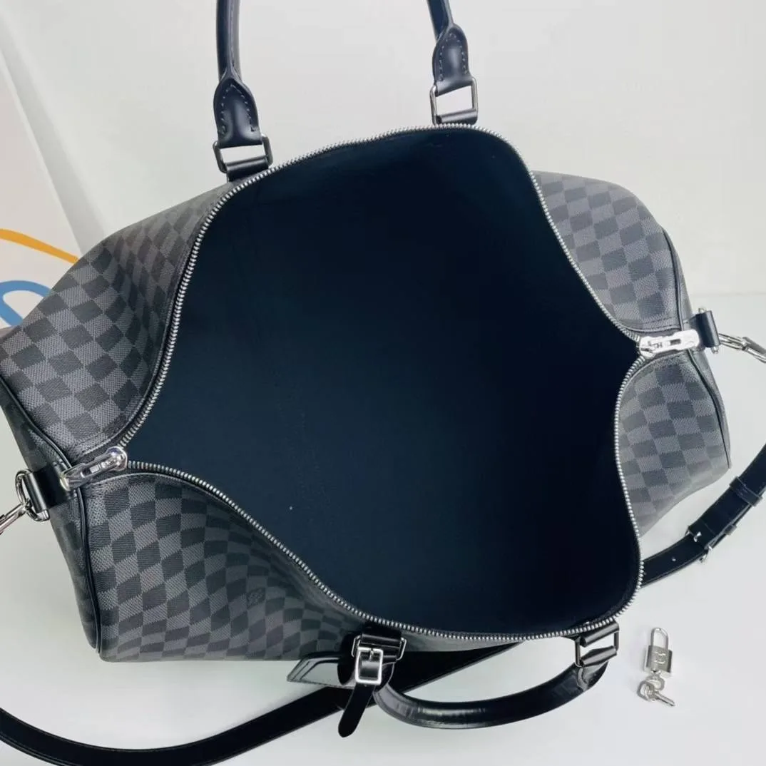 55-й Keepall тот самый формат, когда в сумку помещается всё необходимое для нескольких дней, но сама она остаётся удобно — фото 5