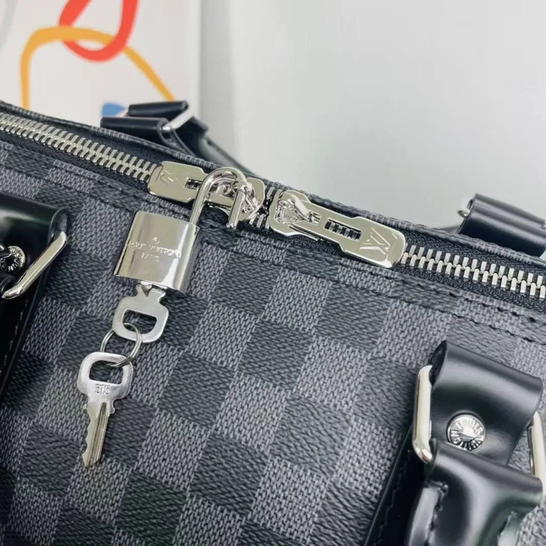 55-й Keepall тот самый формат, когда в сумку помещается всё необходимое для нескольких дней, но сама она остаётся удобно — фото 7