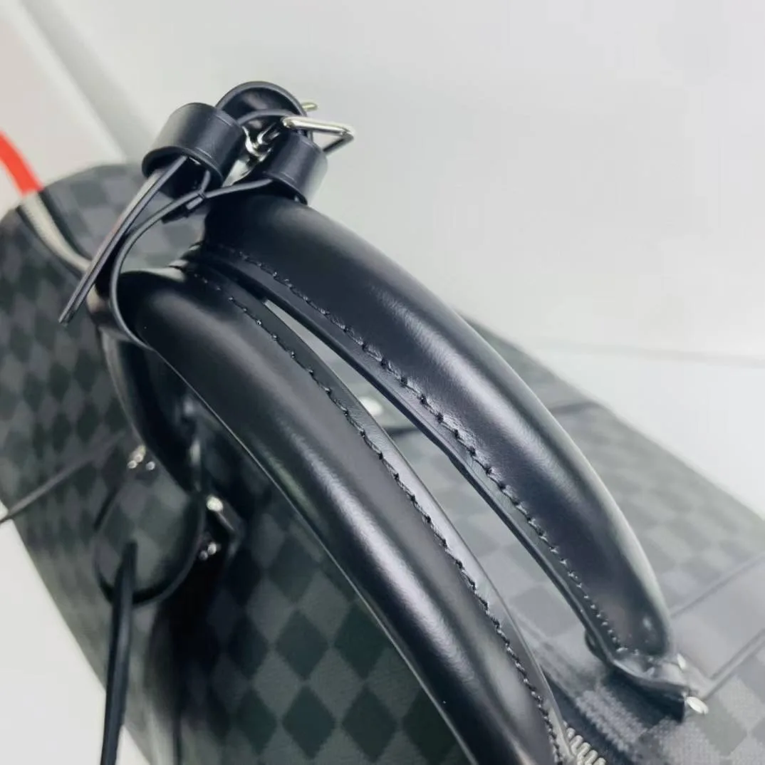 55-й Keepall тот самый формат, когда в сумку помещается всё необходимое для нескольких дней, но сама она остаётся удобно — фото 12